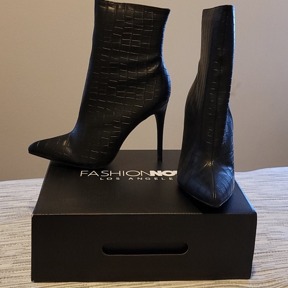 Last minute booties - Picture 1 of 3